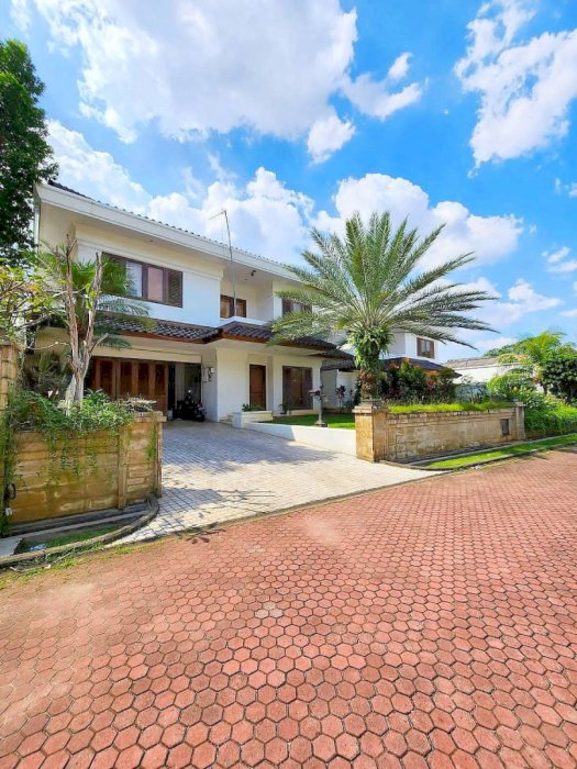 RUMAH 2 LANTAI PRIVATE COMPOUND,KOLAM RENANG,TAMAN LUAS PEJATEN BARAT