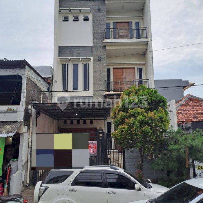 Dijual rumah strategis di summagung kelapa gading 3 lantai