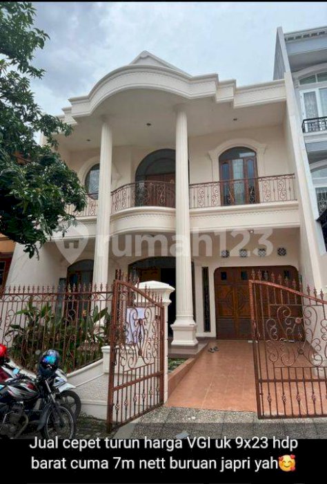 Dijual rumah di Villa Gading Indah hadap Barat