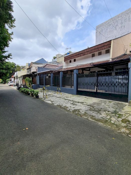 Dijual Rumah lama 2 lantai di Kebayoran Baru