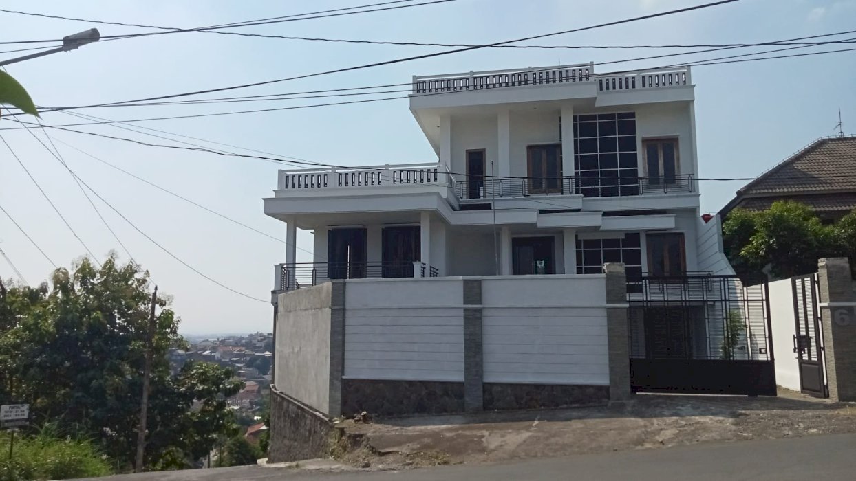 Di Jual Rumah Cakep Siap Huni 4 Lantai  di Semarang