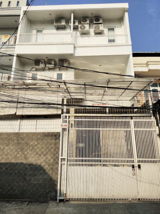 Dijual Rumah 3 lantai (Ex Kantor) siap huni, lokasi sangat strategis