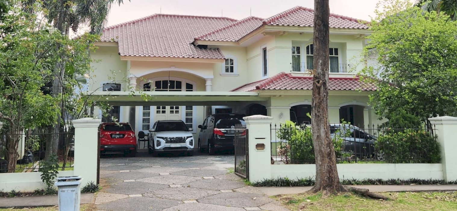 Dijual rumah mewah ada kolam renang fasilitas menarik