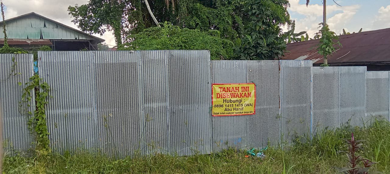 tanah disewakan pinggir jalan raya .