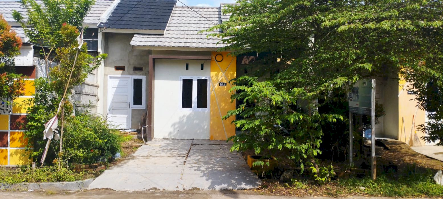 Rumah di jalan utama komplek