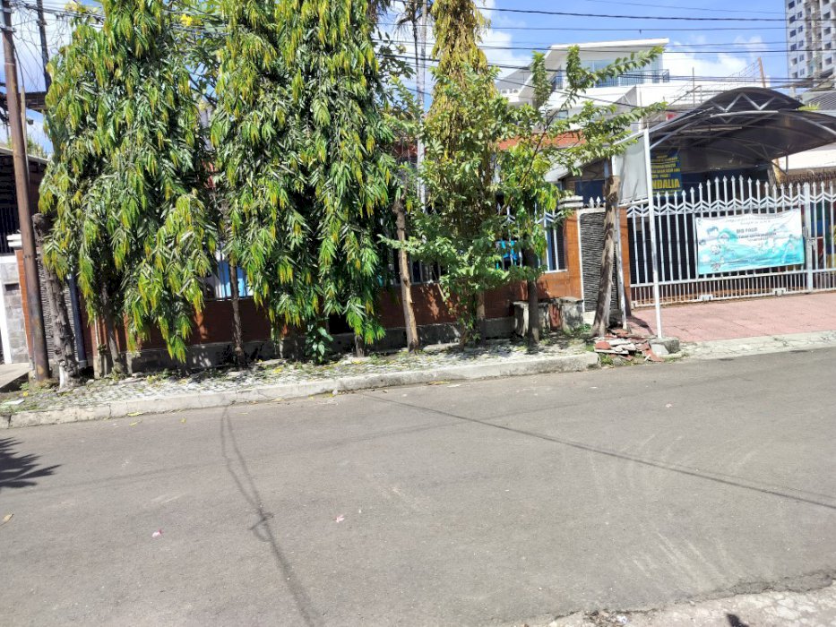 Rumah lama dekat jalur lrt dan dekat fasum2 serta aman