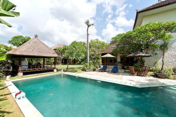 Di jual villa mewah full furnished di Canggu Badung Bali
