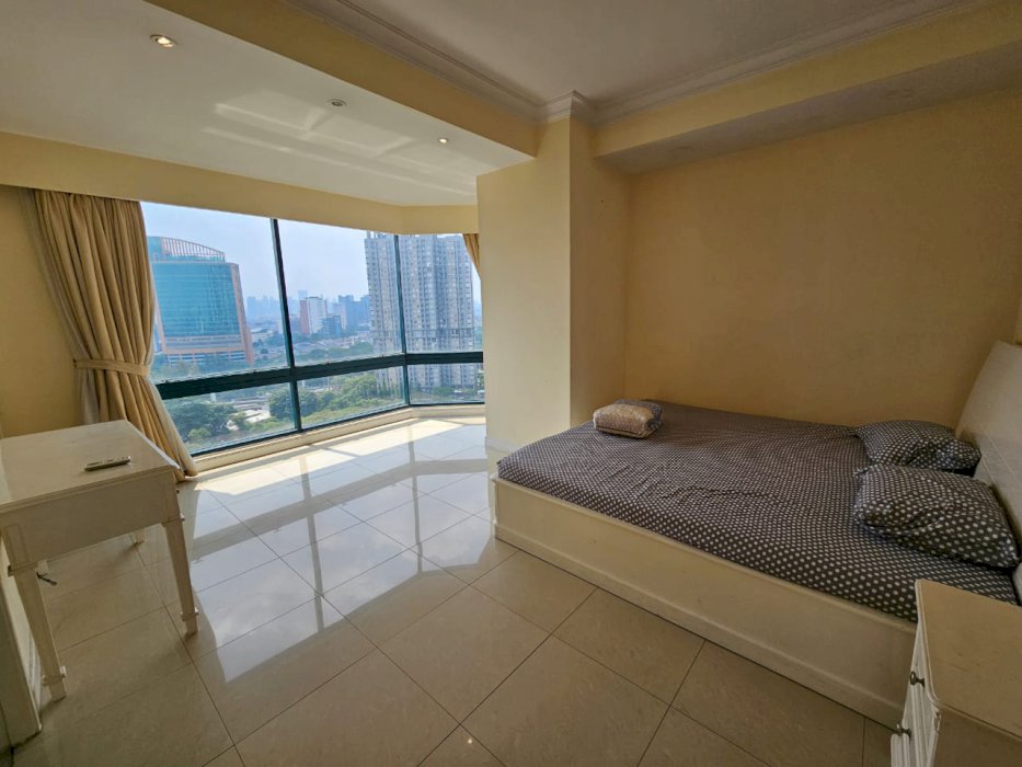 "Dari jendela apartemen ini ,kamu bisa lihat kota menyala saat malam."