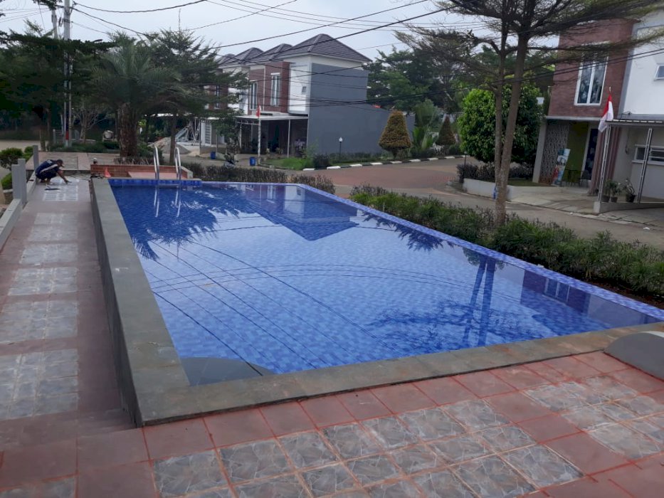 Rumah minimalis modern 2 lantai, depan rumah fasilitas kolam renang