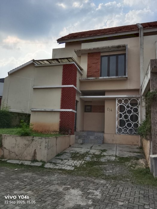 DI JUAL RUMAH DUA LANTAI TANAH LUAS