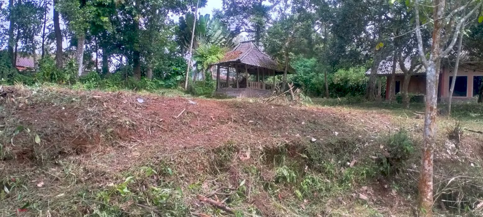 Tanah pegunungan di lokasi wisata air terjun dan jembatan gantung