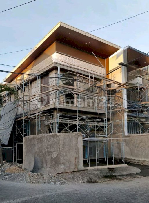 Rumah Hook Di Manyar Bagus