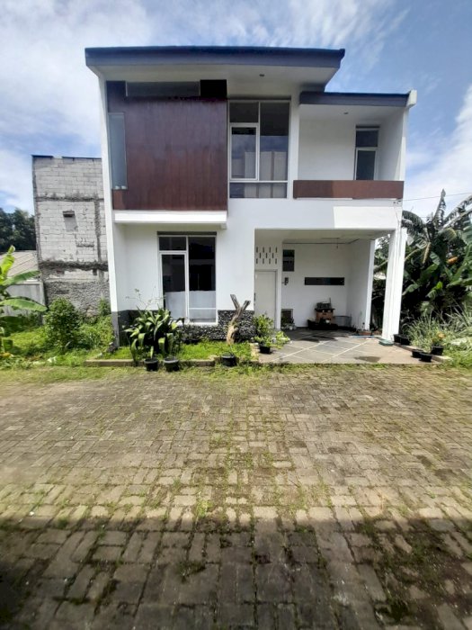 Dijual rumah baru 2½ lantai siap huni