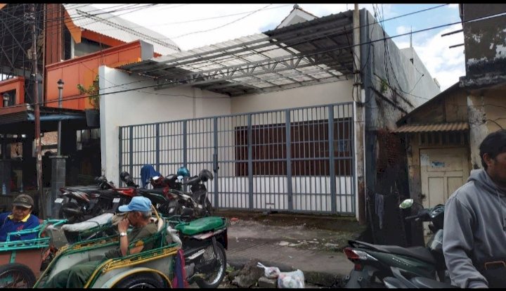 Disewakan atau Dijual Ruko Strategis di Tembok Dukuh