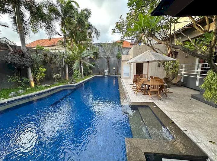 Di jual rumah siap huni lokasi strategis di Kerobokan Bali