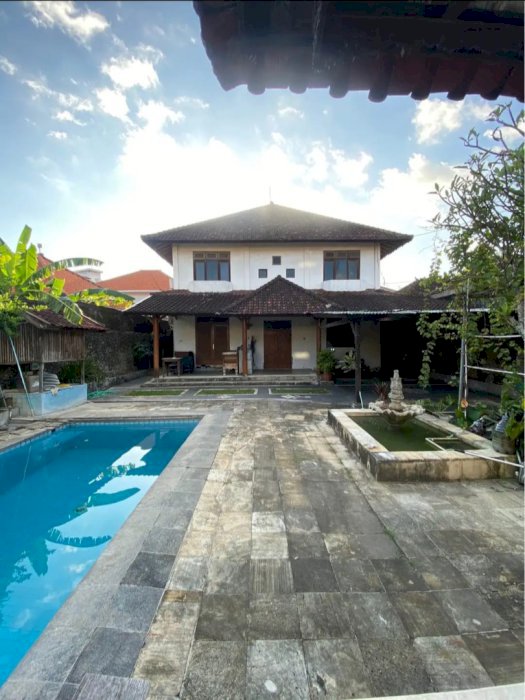 Di jual villa lokasi strategis siap huni kerobokan