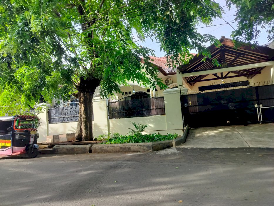 Rumah pinggir Jalan dekat lrt .tol dan busway dan dekat kelapa gading