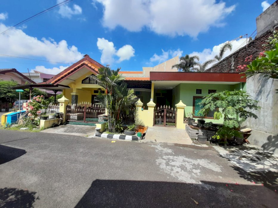 rumah posisi di hook dan pojok lokasi strategis dekat  mesjid agung