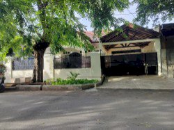 Rumah pinggir Jalan Bisa kuliner  àtàu cafe atau. kantor