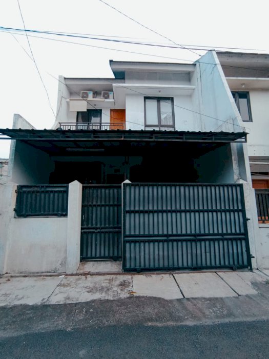 Di jual rumah second 2 lantai Ciputat Tangerang Selatan