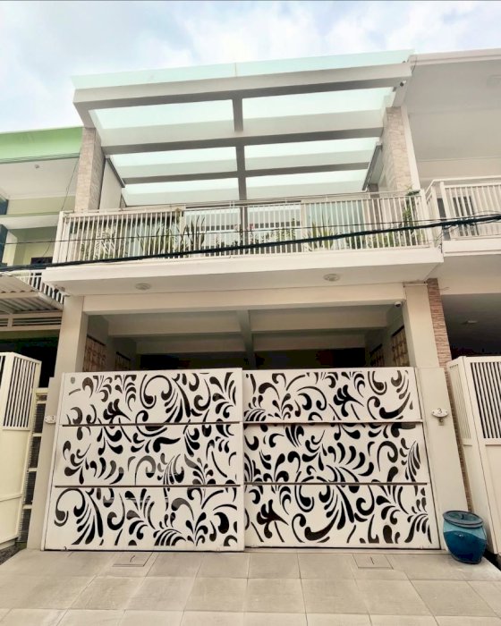 Di jual rumah mewah 2 lantai di Kalijudan Surabaya Timur