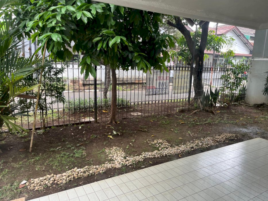 Rumah tua di pinggir Jalan Bisa utk Kantor atau kodt2an