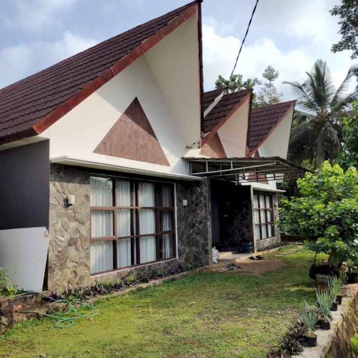 Di jual villa strategis dengan tanah luas di Jampang Kulon Sukabumi