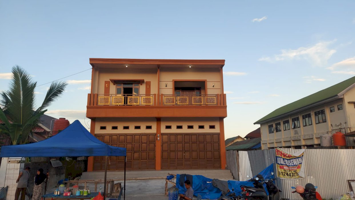 Di jual atau di sewakan rumah 2 lantai di tengah kota Masamba