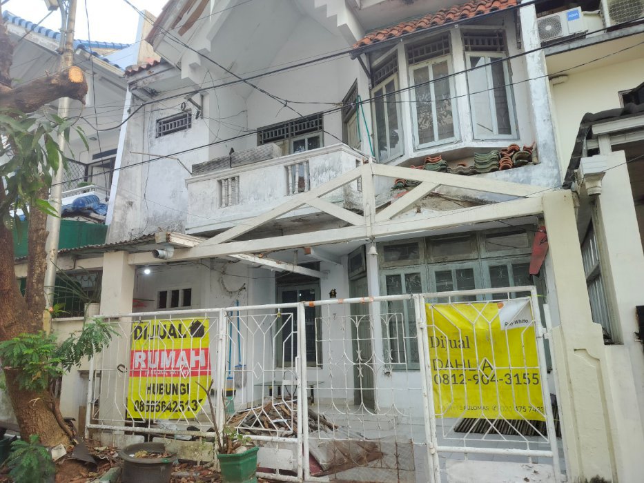 Rumah 2 lnt bangunan lama.ddkat lrt amana