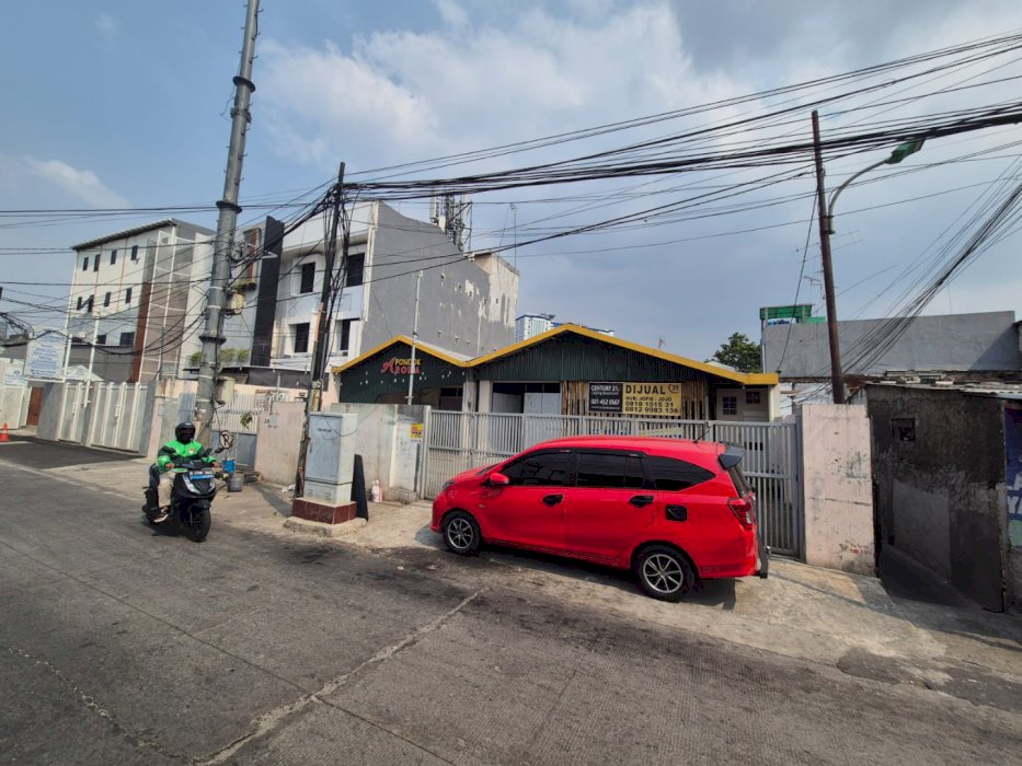 Gudang màterial atàu klinik bersàlin  pinggir jalan