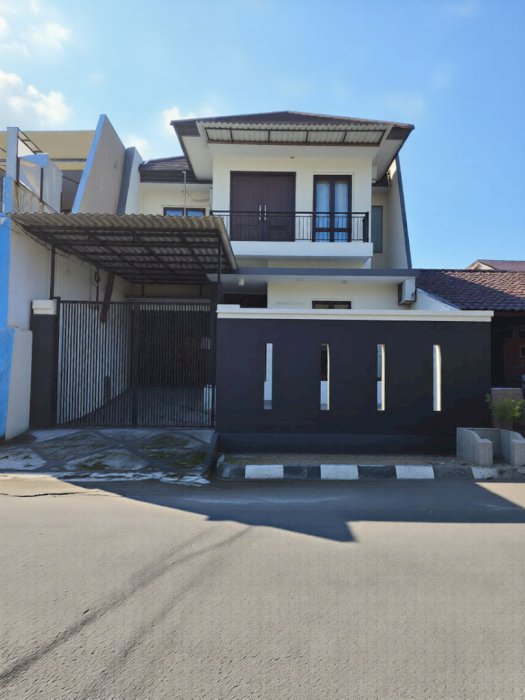 DI JUAL RUMAH MINIMALIS MODERN 2 LANTAI STRATEGIS DI NGINDEN SBY TIMUR