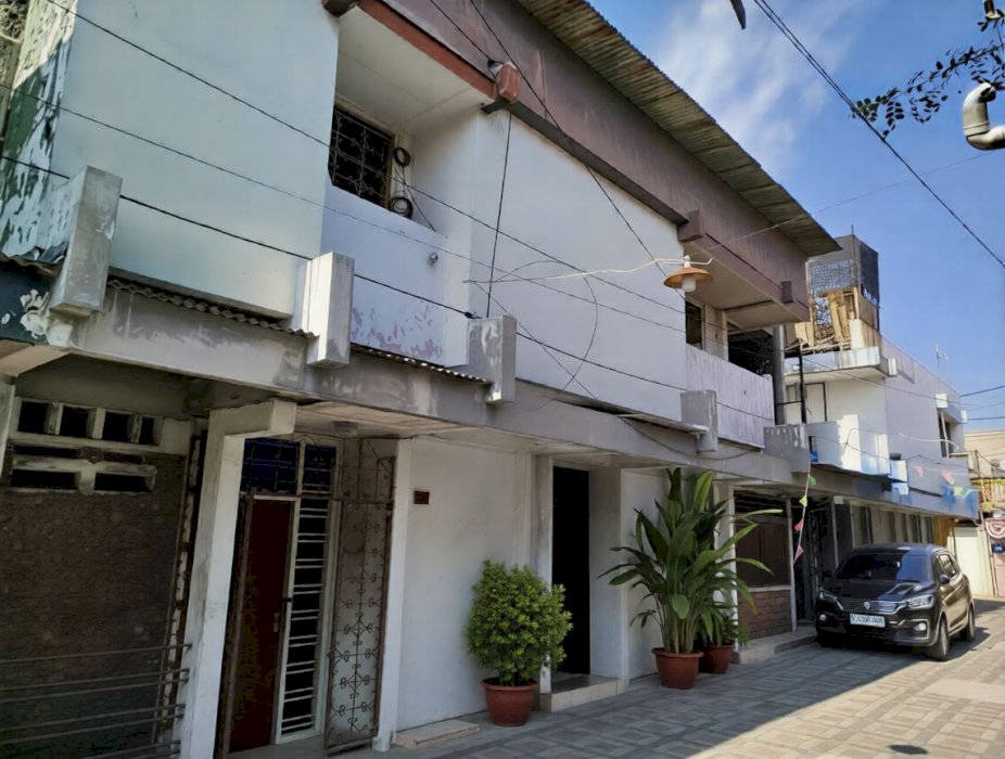 DIJUAL RUMAH HITUNG TANAH 2 LANTAI LOKASI DONOKERTO SURABAYA PUSAT