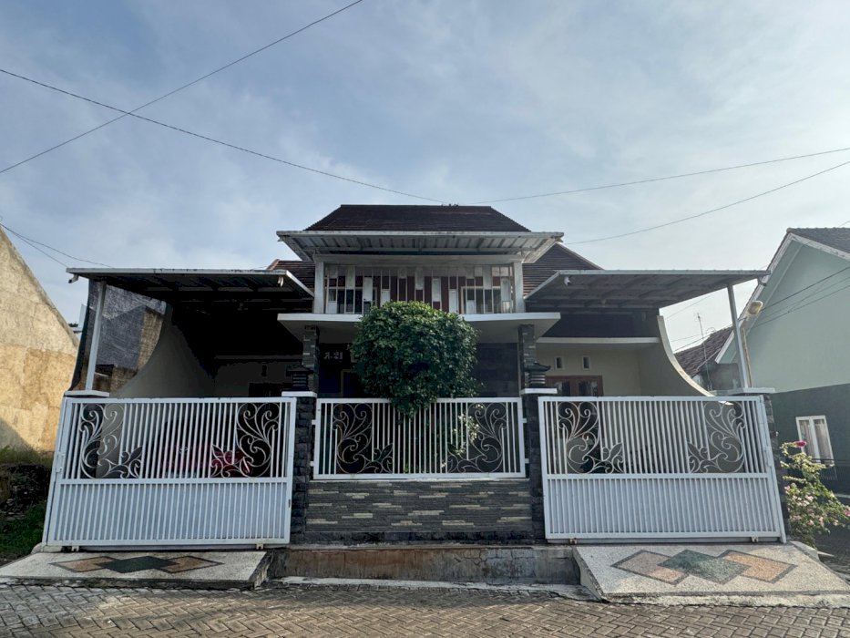 DIJUAL RUMAH SIAP HUNI + FULL FURNISHED LOKASI STRATEGIS JALAN UTAMA