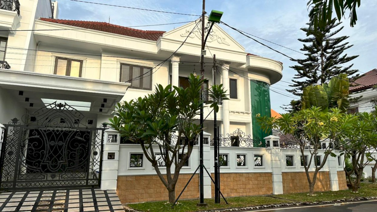 Rumah Mewah Hook 2 Lantai + Roof Top Kayu Putih Utara II